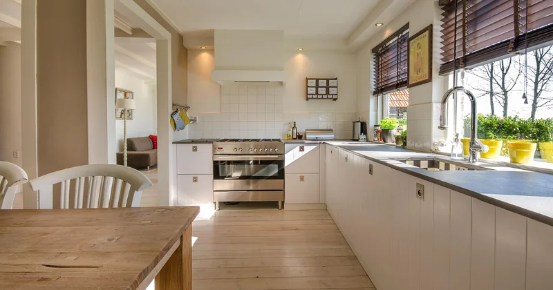 Relooker un meuble de cuisine avec de l'adhésif : ce que ça vaut vraiment
